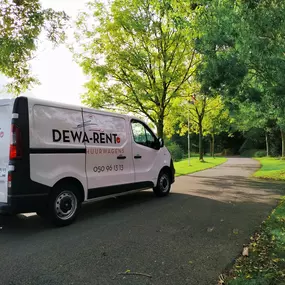 Kleine bestelwagen om te huren, ideaal om een nieuwe scooter of meubelen op te halen.
Ook kan er binnenin alles goed vastgelegd worden met spanriemen.