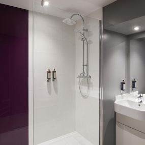 Premier Inn Durham City Centre (Walkergate) premier plus shower