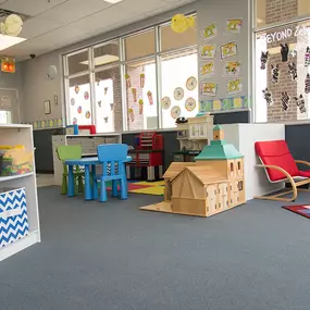 Dawn of Discovery helps keep parents in the loop via the Daily Connect app. It is available for infants and toddlers, and allows our staff to track your infants eating, sleeping, and diaper-changing schedule and send you updates throughout the day.