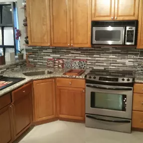 Stone International showroom kitchen with shaker cafe cabinets and quartz countertops.