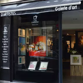 Carré d’artistes est un réseau de plus de 30 galeries d’art en France et à l’international ainsi qu’une galerie en ligne. Venez admirer les œuvres de nos artistes dans la galerie la plus proche de chez vous. Située dans le charmant quartier de St-Germain notre équipe vous accueille pour vous faire découvrir des artistes de talent à travers une sélection d’oeuvres d’art uniques.