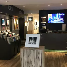 Carré d’artistes est un réseau de plus de 30 galeries d’art en France et à l’international ainsi qu’une galerie en ligne. Venez admirer les œuvres de nos artistes dans la galerie la plus proche de chez vous. Située dans le charmant quartier de St-Germain notre équipe vous accueille pour vous faire découvrir des artistes de talent à travers une sélection d’oeuvres d’art uniques.