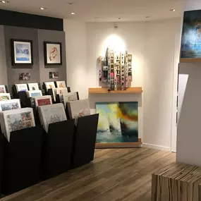 Carré d’artistes est un réseau de plus de 30 galeries d’art en France et à l’international ainsi qu’une galerie en ligne. Venez admirer les œuvres de nos artistes dans la galerie la plus proche de chez vous. Située dans le charmant quartier de St-Germain notre équipe vous accueille pour vous faire découvrir des artistes de talent à travers une sélection d’oeuvres d’art uniques.