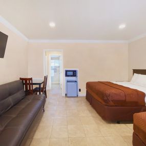 Connecting Suite (Two Bedrooms)