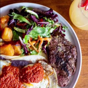 Grass Fed Steak con Huevos Rancheros