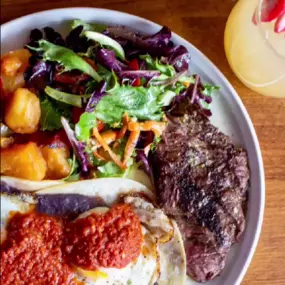 Grass Fed Steak con Huevos Rancheros