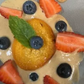 Dessert à la crème de noix de cajou aux fruits et au sirop de vanille