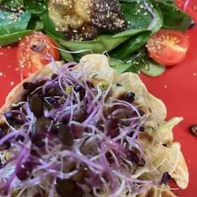 Gaufre de courgette au saumon fumé + salade de blé et germes de radis