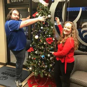 Kyle and Terri in charge of the tree 2021.