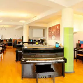 Ausstellung Teilfläche Piano Schmitz Hindenburgstraße 50/52 Essen.
Der gezeigte Bereich ist unser C. Bechstein, Kawai und Yamaha Klavier- und Flügel Verkaufsraum. Mieten Sie bei uns Klaviere, Digitalpianos & Flügel