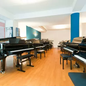 Piano Schmitz an der Hindenburgstr. 50/52 in Essen. Wir verkaufen und vermieten Klaviere, Flügel und Digitalpianos weltbekannter Hersteller wie C. Bechstein, Kawai, Yamaha, Shigeru etc