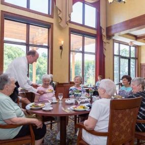 At Eagan Pointe Senior Living, our residents enjoy home-cooked, restaurant-style meals served in beautiful dining areas. Our kitchen offer extensive hours and our professionally trained chefs create 3 delicious meals everyday, for breakfast, lunch, and dinner.