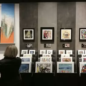 Carré d’artistes est un réseau de plus de 30 galeries d’art en France et à l’international ainsi qu’une galerie en ligne. Venez admirer les œuvres de nos artistes dans la galerie la plus proche de chez vous. Située au cœur de la presqu'île lyonnaise, notre équipe vous accueille pour vous faire découvrir des artistes de talent à travers une sélection d’oeuvres d’art uniques.