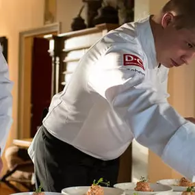 Boek een chef aan huis voor het koken van je huwelijksdiner.