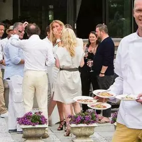 Een walking dinner wat is dat? Bij een walking dinner eet u staand aan statafels of zit u in een lounche hoek of op het terras. Ondertussen serveert de chef overheerlijk vers gemaakte lekkernijen aan u.