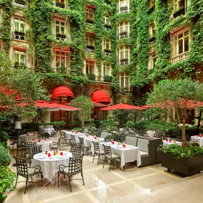 Hôtel Plaza Athénée, La Cour Jardin, Paris.