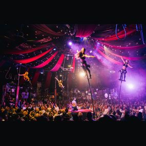 Sway pole acrobats at Absinthe Las Vegas