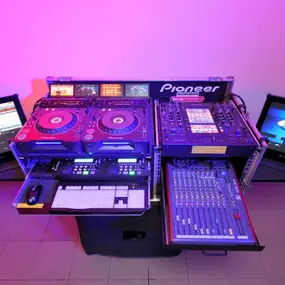 Profesionální mobilní DJ pult na videodiskotéky, karaoke show, firemní prezentace, narozeniny, svatební party.