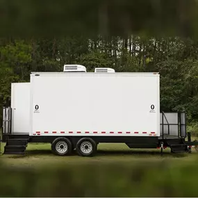 Bild von First Class Rentals - Luxury Restroom Trailers