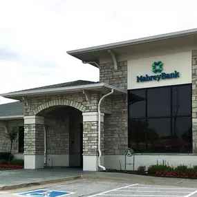 Mabrey Bank's South Tulsa facility sits at the busy corner of 81st and Yale and houses a full service location providing commercial and retail services, private banking, and the bank's Treasury Services group.