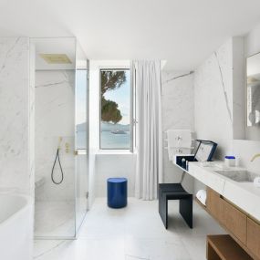 Cheval Blanc St-Tropez - salle de bain vue mer