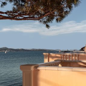 Cheval Blanc St-Tropez - terrasse avec vue mer