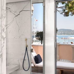 Cheval Blanc St-Tropez - salle de bain avec terrasse