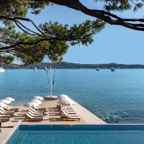 Cheval Blanc St-Tropez - vue sur la piscine et la mer