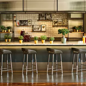 The communal table at Il Giardino Ristorante