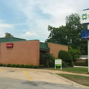 Mabrey Bank's Okmulgee Drive location is a unique facility that also includes a walk in lobby to accommodate retail services.  Recently renovated, this location has been serving Okmulgee customers since 1972.