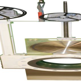 Non-Spill Cam-Slide is a line blind valve that avoids minor spills during plate changing