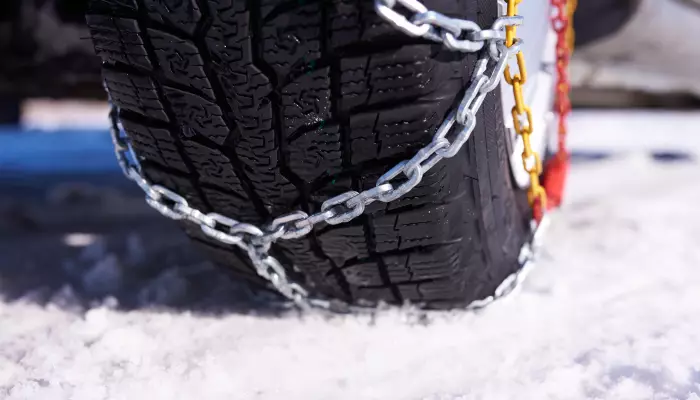 Snow chains in Prague